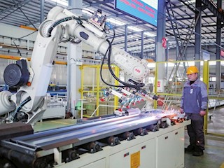 大足高新區(qū)施密特電梯有限公司生產車間瑞士ABB機器人正在生產線忙碌